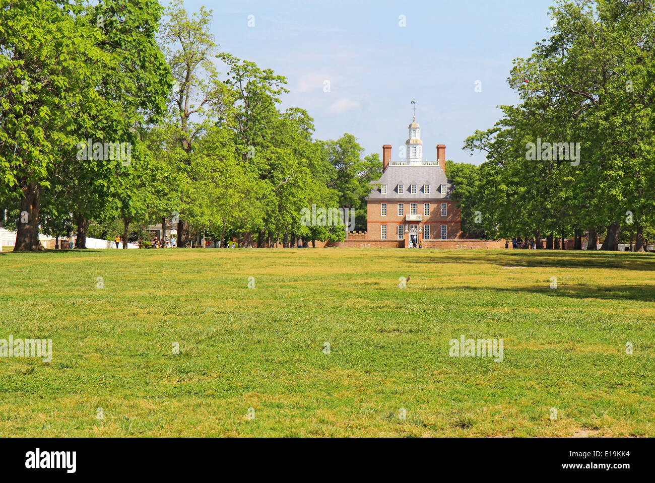Il Palazzo dei Governatori edificio coloniale Williamsburg, Virginia, contro un luminoso cielo blu Foto Stock