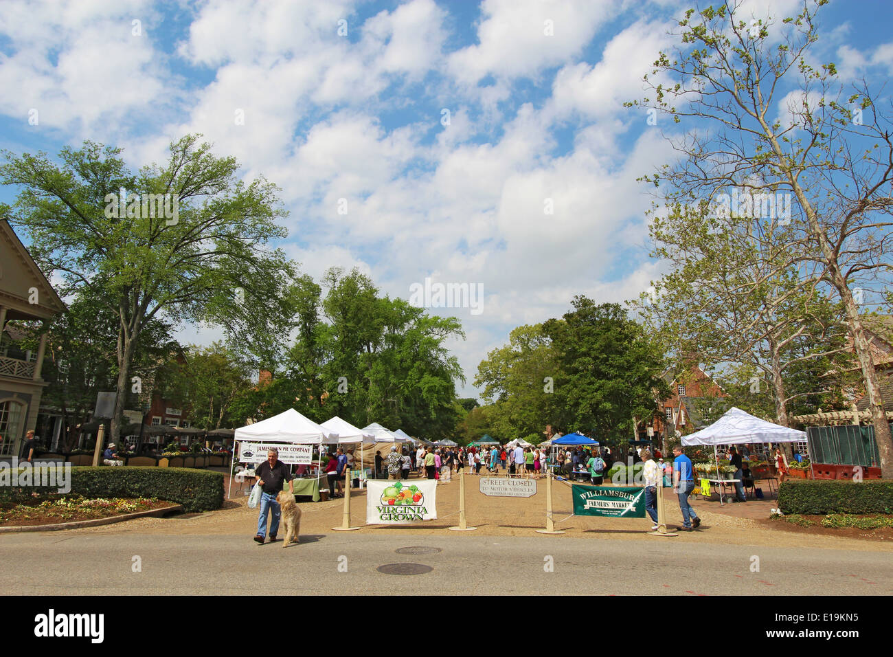 I fornitori e gli acquirenti a Williamsburg Mercato degli Agricoltori in Piazza Mercanti al centro della città Foto Stock