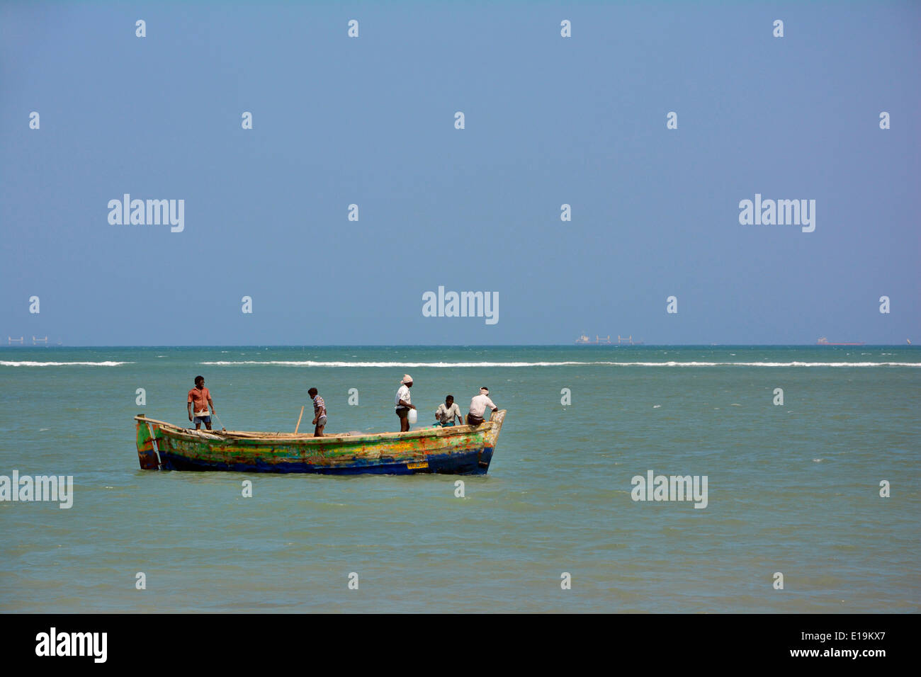 Cinque uomini in una barca da pesca Foto Stock