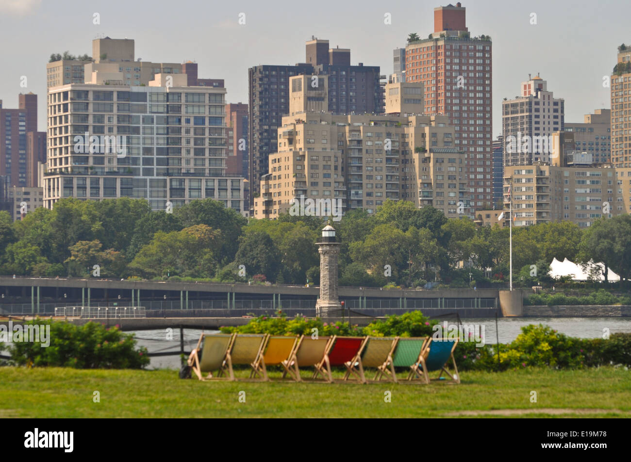 Anche se la vita nella città di New York può essere frenetico, il parco in primo piano mostra ci può rallentare il ritmo. Foto Stock