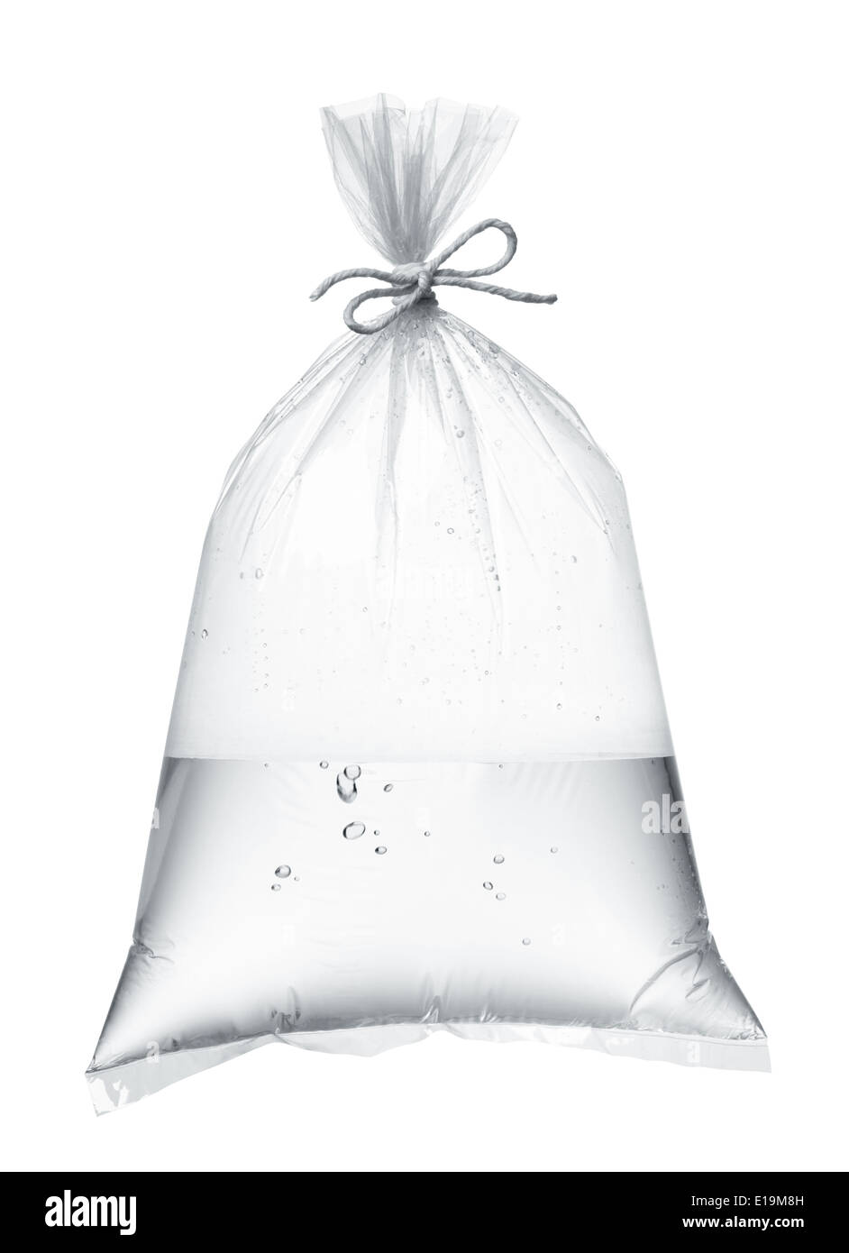 Il sacchetto in plastica contenente acqua isolato su bianco Foto Stock
