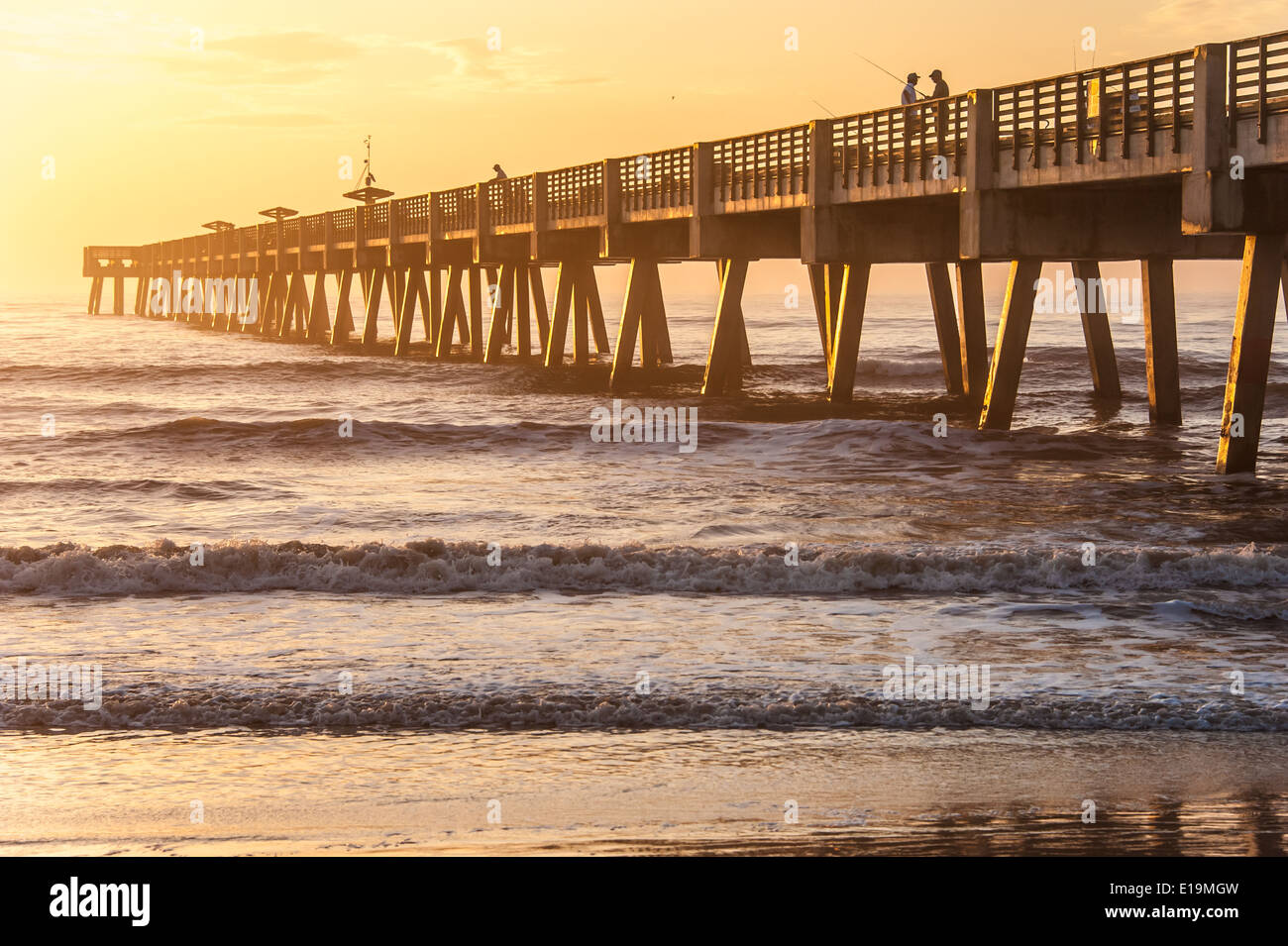 Sunrise a Jacksonville Beach Pier nel nord-ovest della Florida, Stati Uniti d'America. Foto Stock