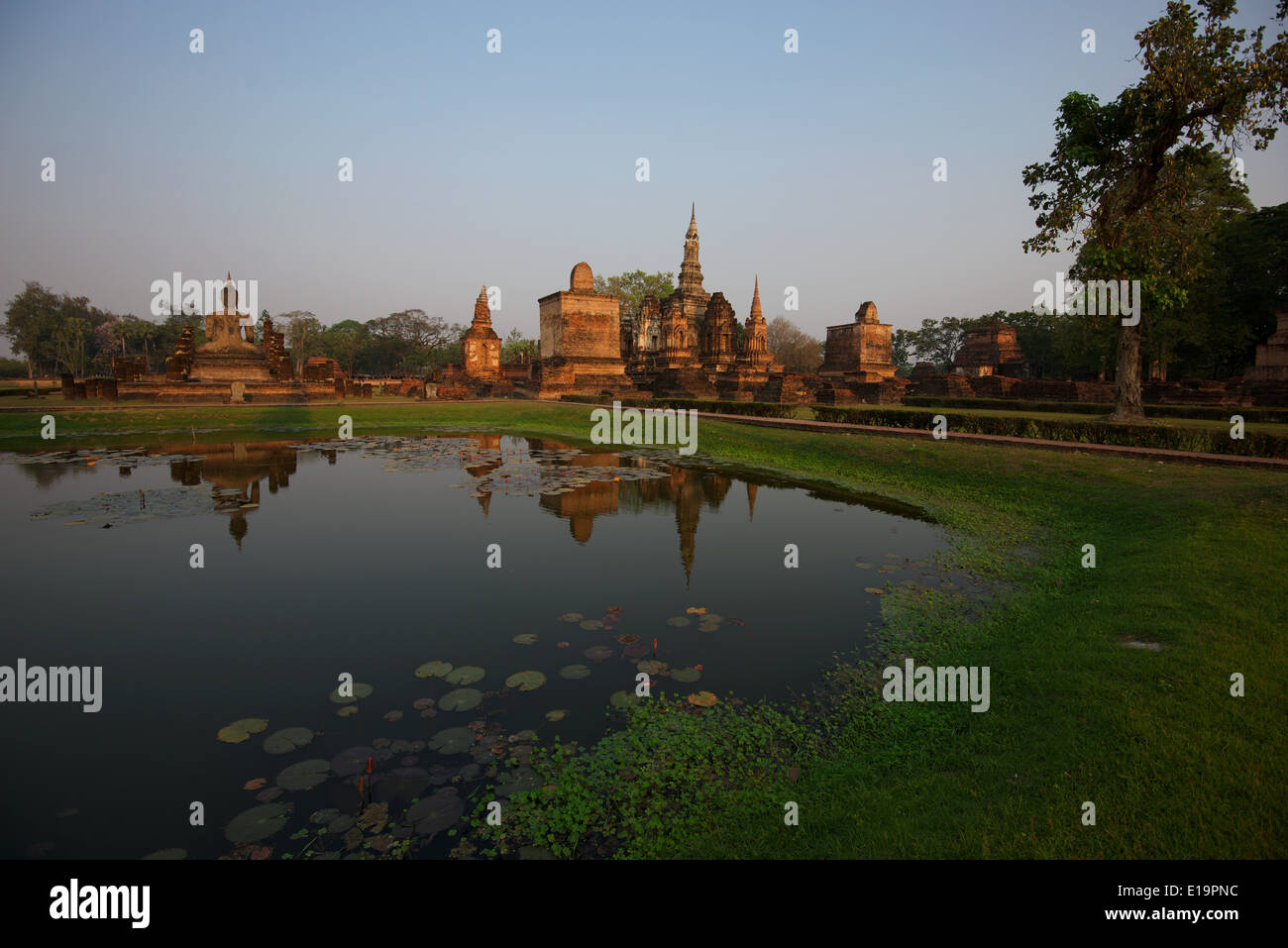 Le rovine di Wat Mahathat, o 'tempio del grande reliquia", costruito da laterite e circondato da un fossato. Foto Stock