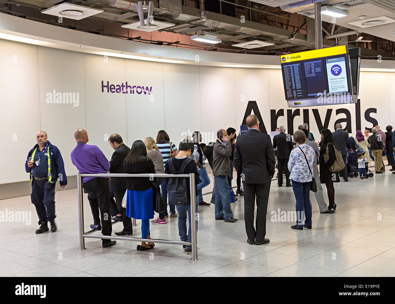 Heathrow airport arrivi concourse, Londra, Inghilterra Foto Stock