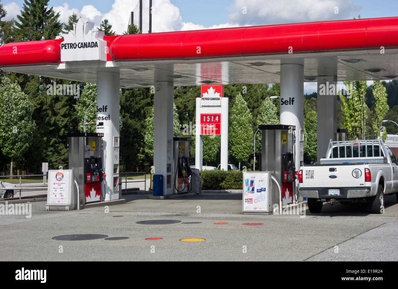 Petro Canada gas station in Burnaby, British Columbia. Mostrando un alto prezzo del gas di oltre un dollaro cinquanta un litro. Preso 26 Maggio 2014 Foto Stock