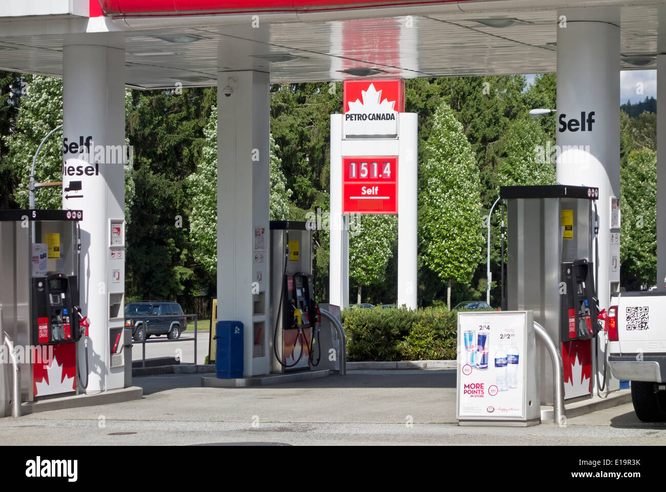 Petro Canada gas station in Burnaby, British Columbia. Mostrando un alto prezzo del gas di oltre un dollaro cinquanta un litro. Preso 26 Maggio 2014 Foto Stock