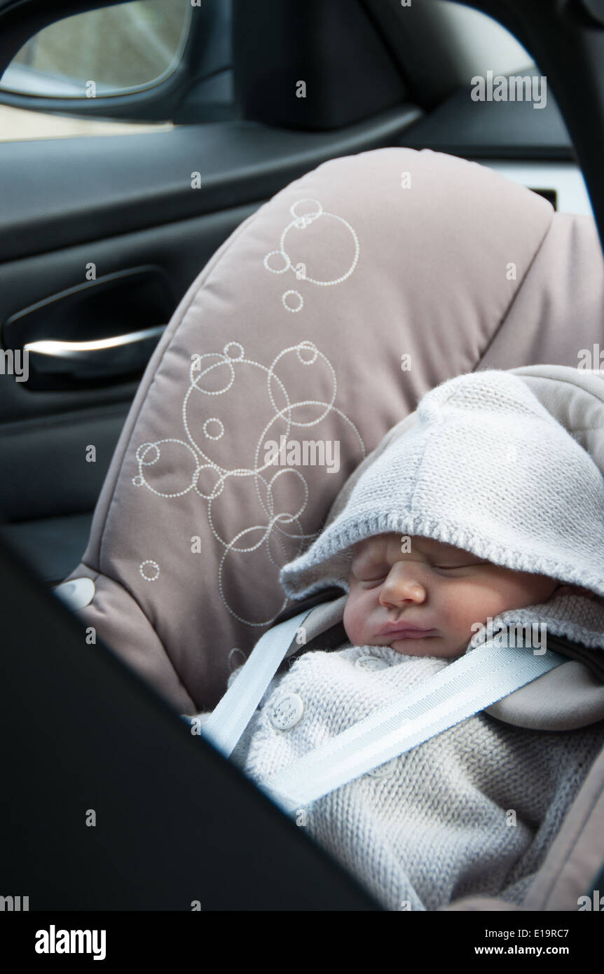 Vista di un bambino seduto nel sedile auto attraverso lo sportello posteriore Foto Stock