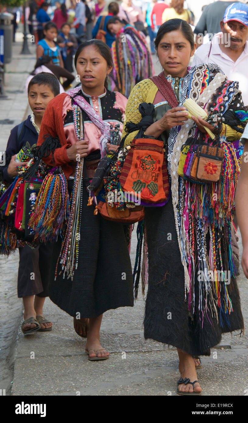 Tre donne indiane i fornitori di tessili di San Cristobal de las Casas, Chiapas Foto Stock