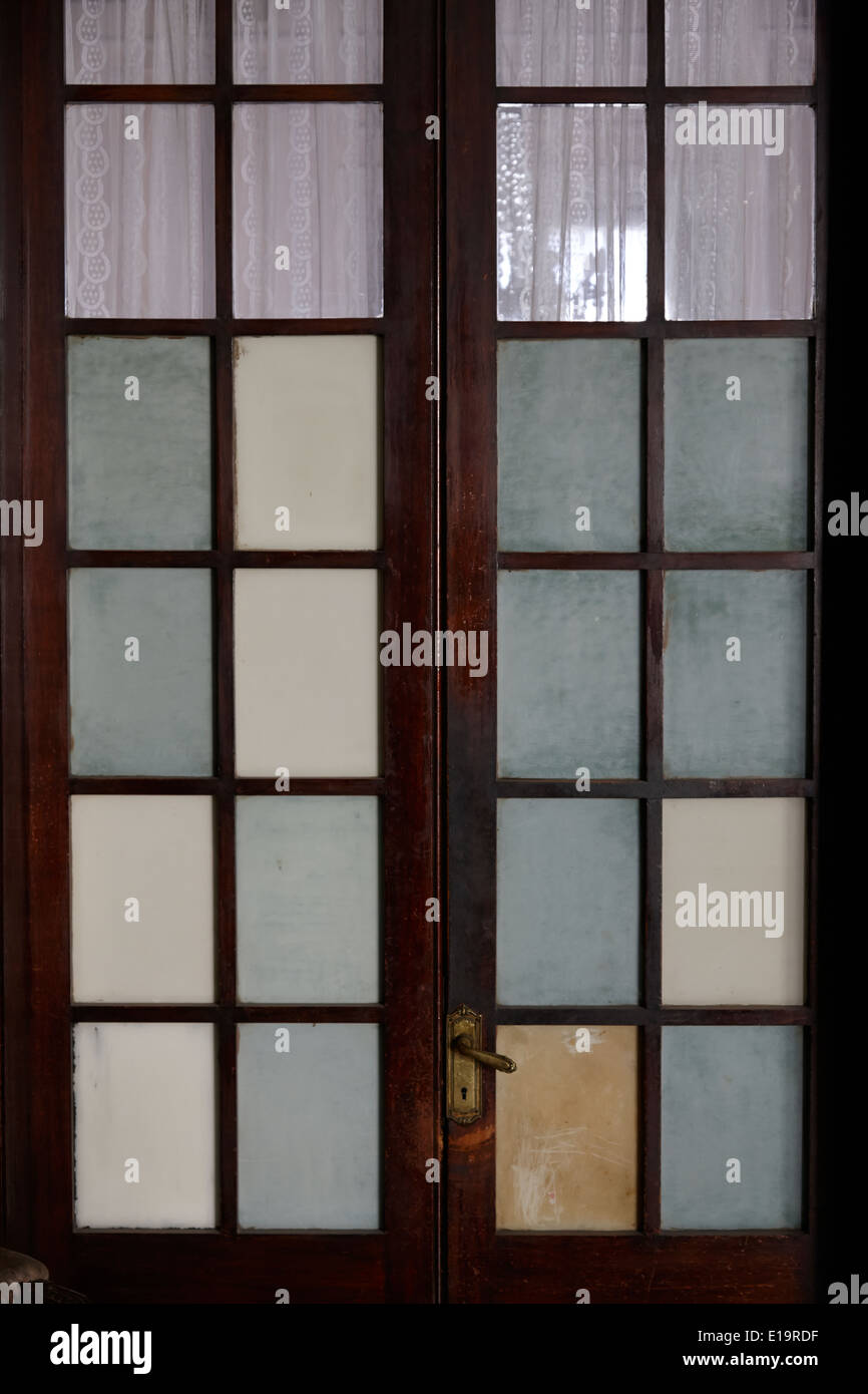 Porta dello schermo in una tradizionale casa vecchia nel barrio paris londres Santiago del Cile Foto Stock