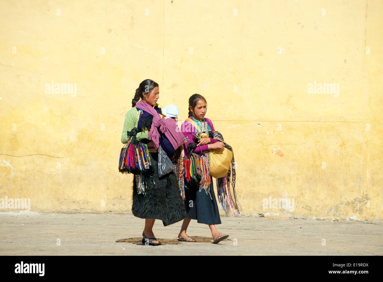 Due donne indiane commercianti tessili Cattedrale Plaza San Cristobal de las Casas, Chiapas Foto Stock