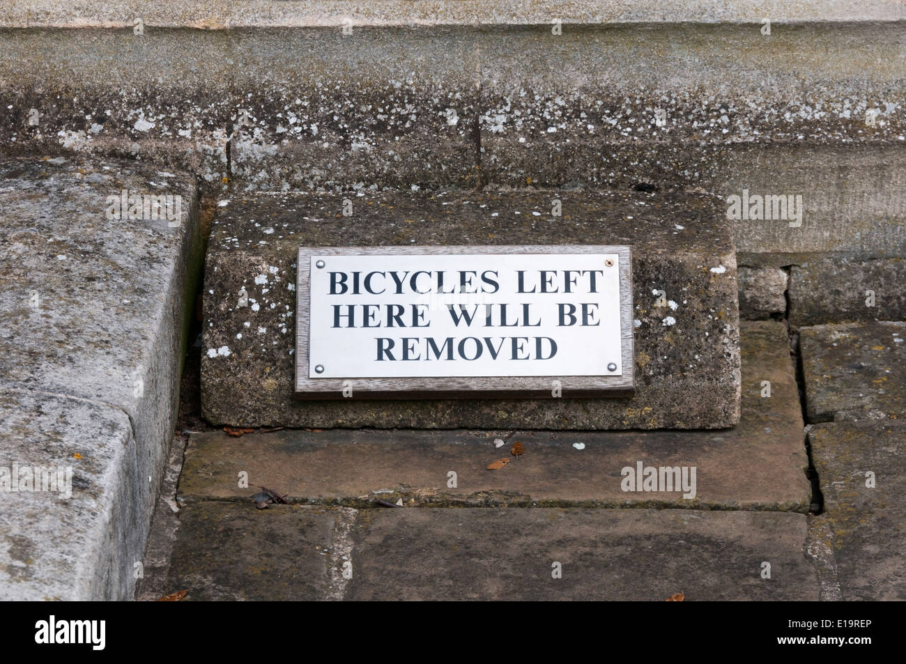 Una lettura del segno "biciclette qui a sinistra verrà rimosso' in Oxford. Foto Stock