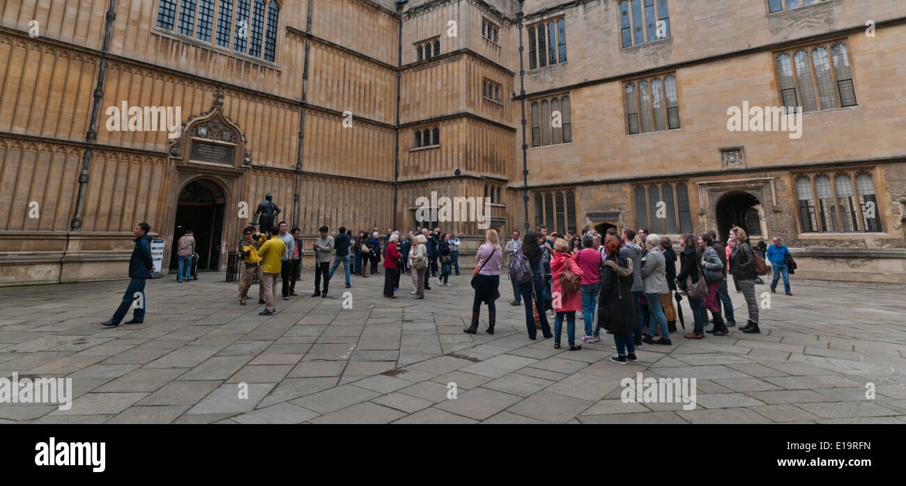 I turisti nelle vecchie scuole Quad della biblioteca Bodleian Library in Oxford. Foto Stock