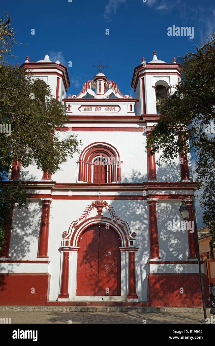 La facciata il Templo de Santo Domingo chiesa cinquecentesca di San Cristobal de las Casas, Chiapas Foto Stock