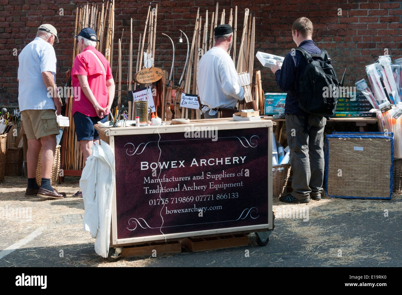 Bowex tiro con l'arco vendita di archi e di altre apparecchiature di tiro con l'arco presso il Festival di Hanse in King's Lynn. Foto Stock