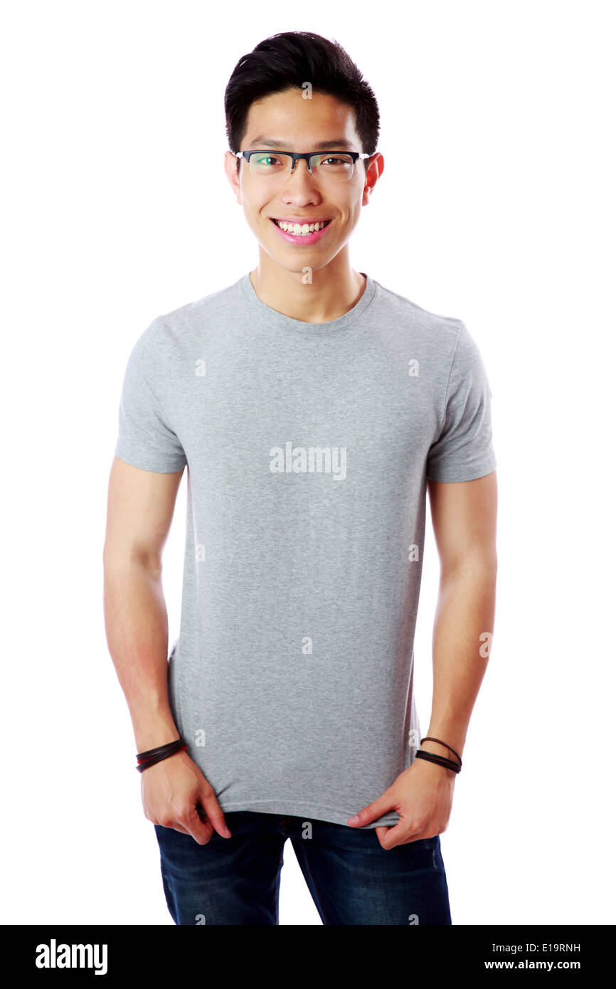 Sorridente giovane uomo asiatico in piedi su sfondo bianco Foto Stock