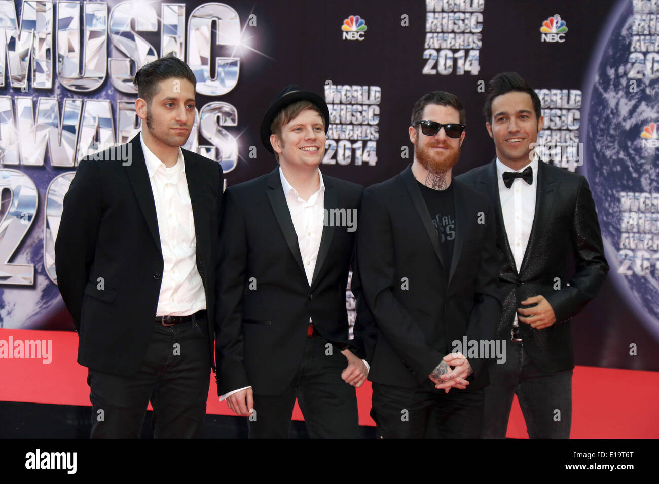 Monte Carlo, Monaco. 27 Maggio, 2014. Patrick Stump, Pete Wentz, Joe Trohman e Andy Hurley di 'Fall Out Boy' assistere al 2014 World Music Awards allo Sporting Club di Monaco e Monte Carlo, il 27 maggio 2014. Foto: Hubert Boesl - nessun filo DEL CREDITO DI SERVIZIO: dpa picture alliance/Alamy Live News Foto Stock
