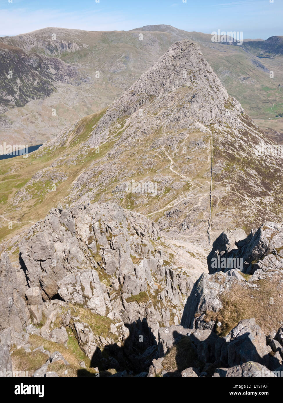 Vista del Tryfan la cresta sud e il vertice di bristly Ridge su Glyder Fach. In Snowdonia Glyderau della montagna Foto Stock