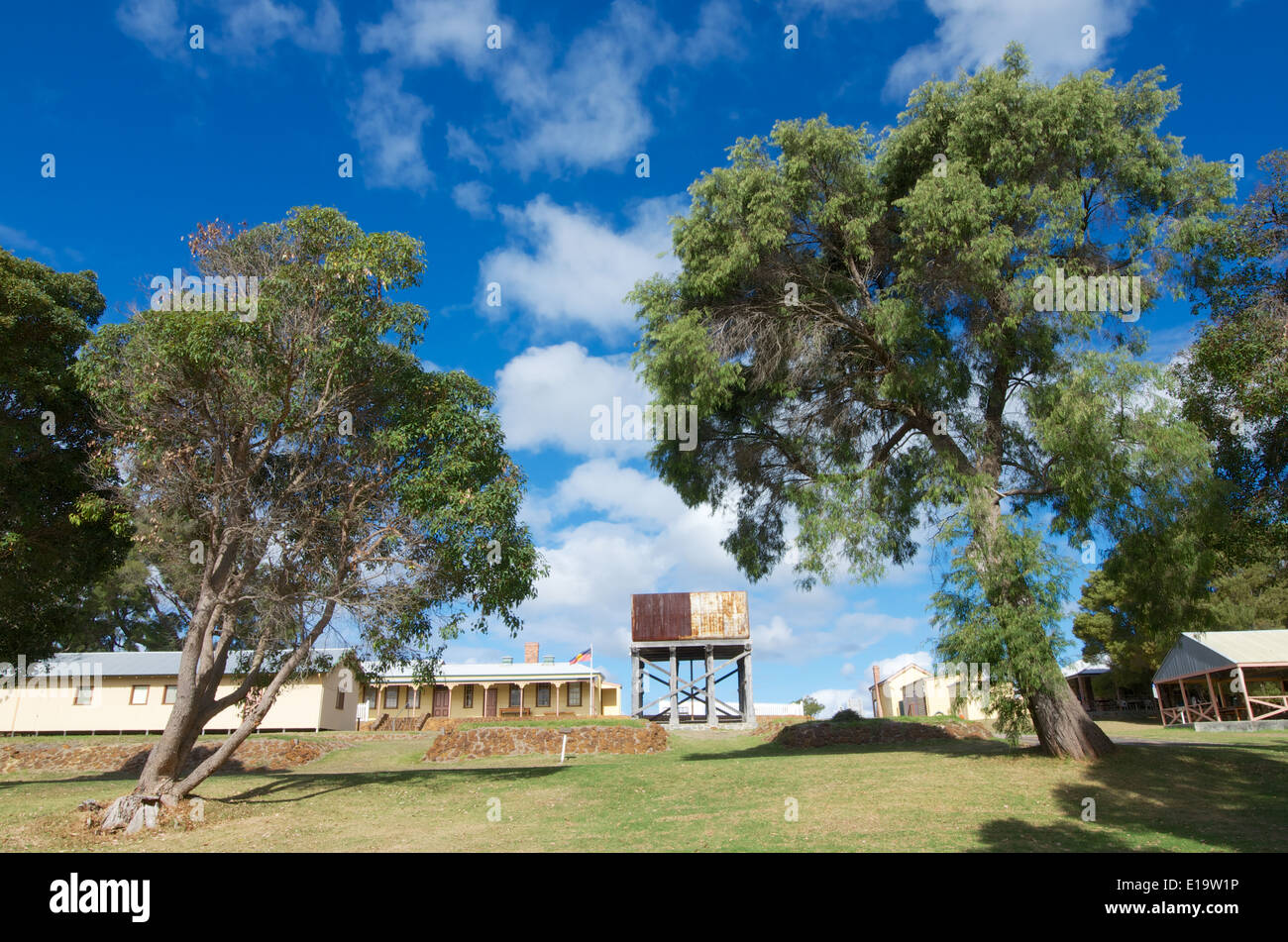 La torre dell'acqua impostata tra gli alberi e gli edifici al Princess fortezza reale in Albany, Western Australia in aprile 2014 Foto Stock