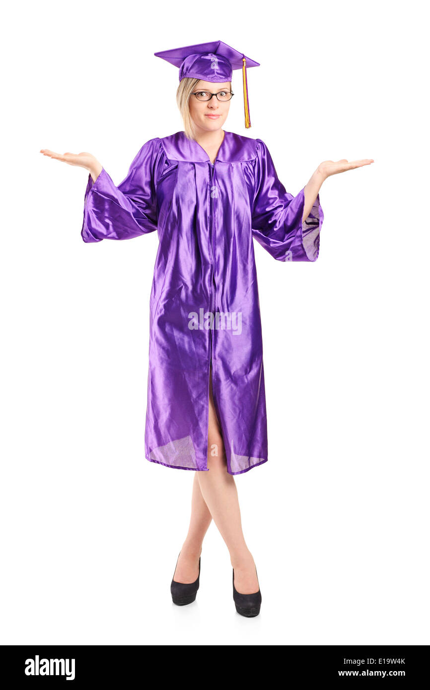 A piena lunghezza Ritratto di una donna in abito di graduazione gesticolando incertezza Foto Stock