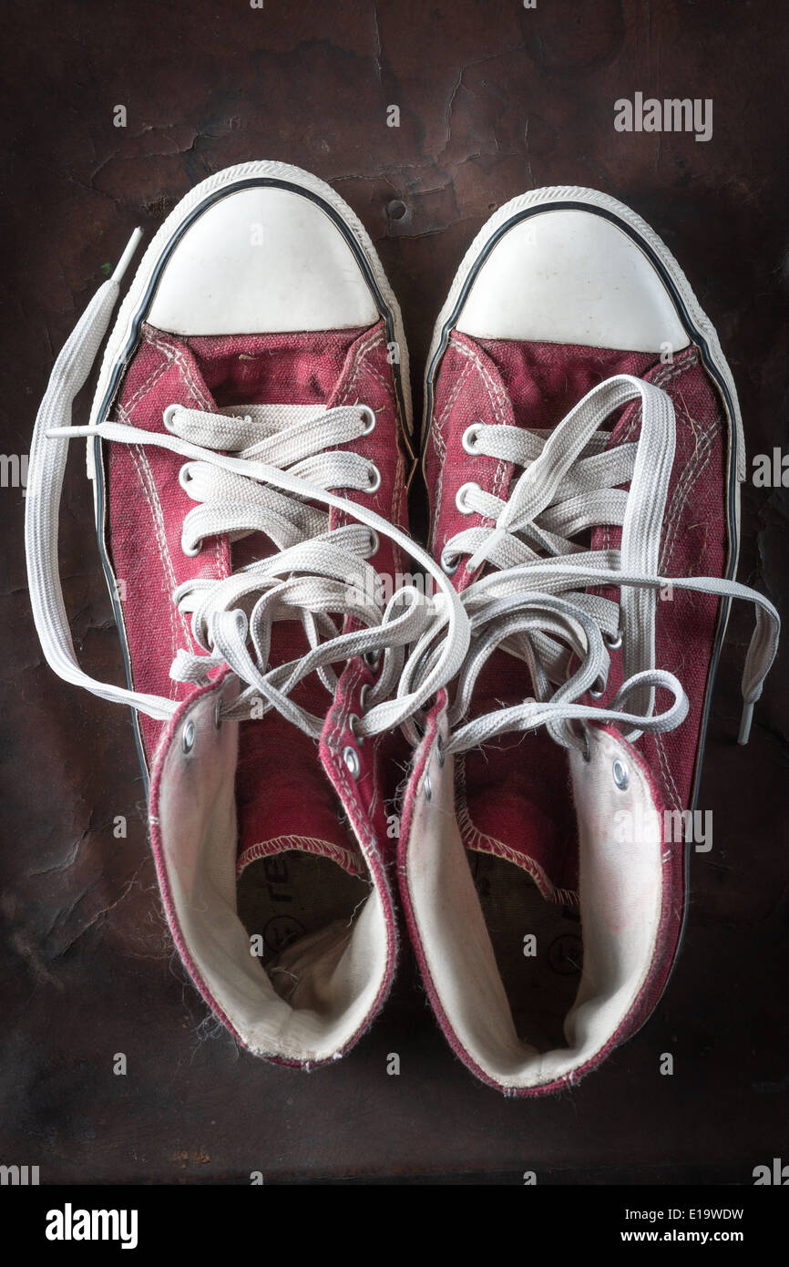 Old red Sneakers sulla pelle vecchia Foto Stock