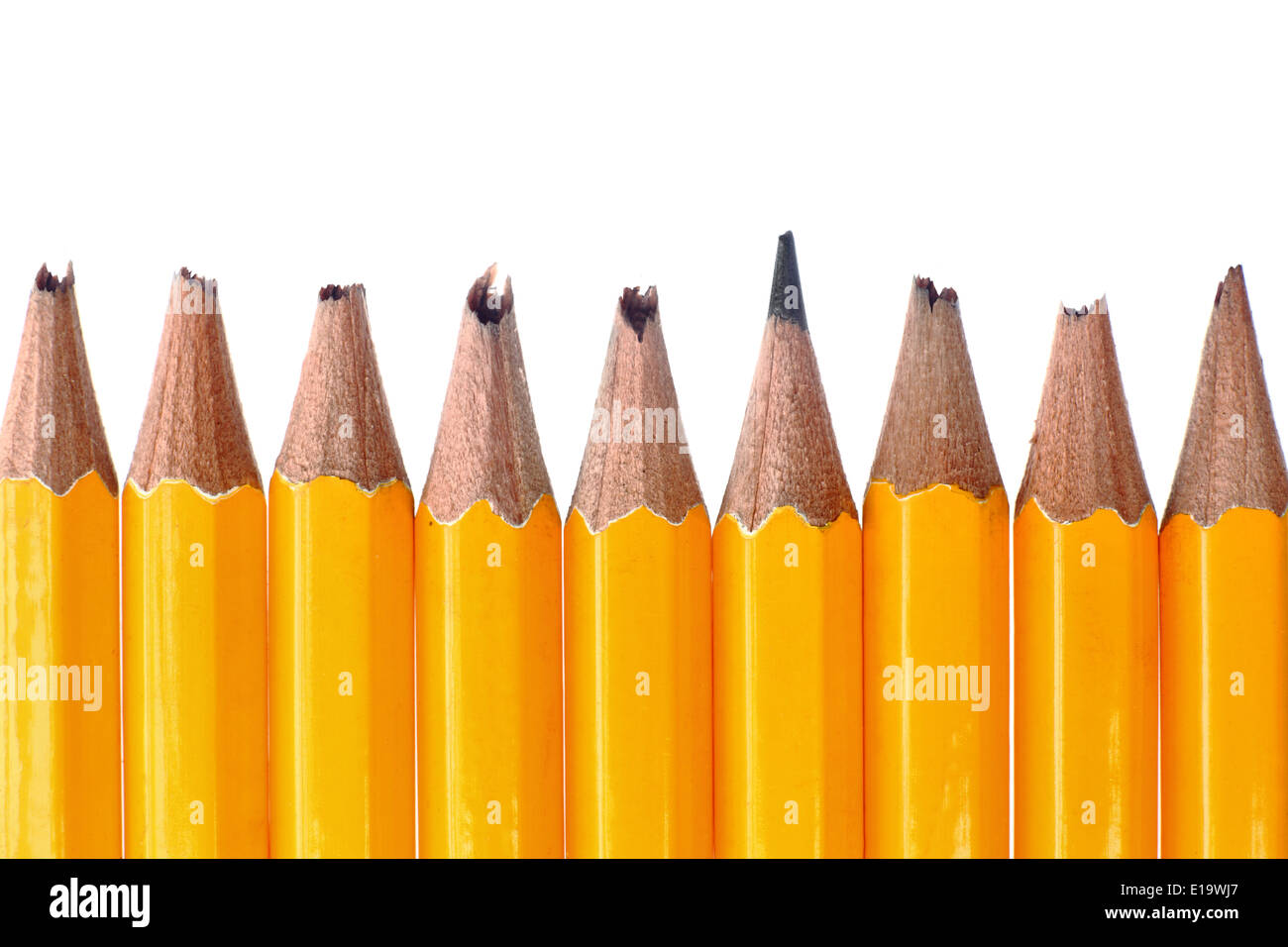 Molte rotte matite e una matita appuntita Foto stock - Alamy