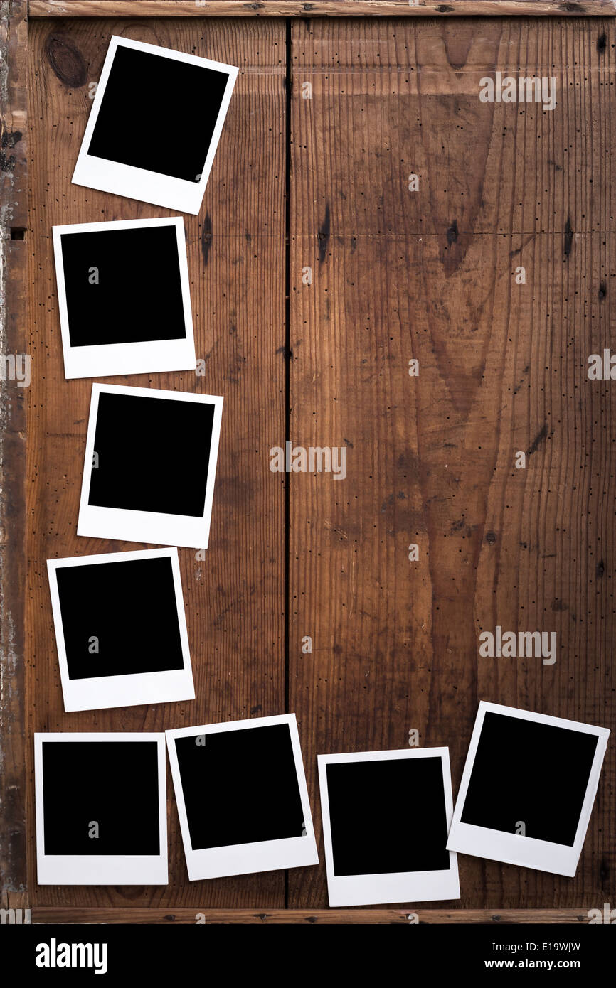 Vintage Polaroid photo frame su un tavolo di legno Foto Stock