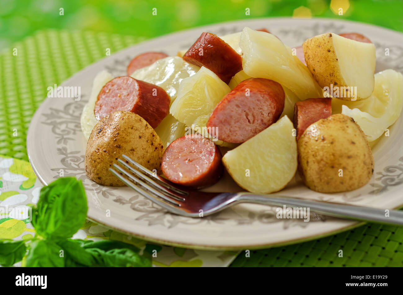 Un cavolo bollito cena con salsiccia affumicata e potatoe. Foto Stock
