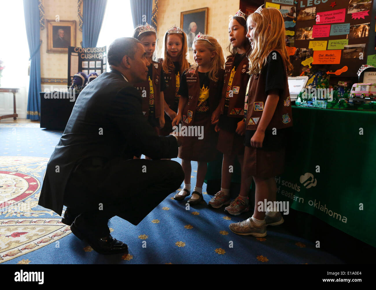 Washington DC, Stati Uniti d'America. 27 Maggio, 2014. Il Presidente degli Stati Uniti Barack Obama parla con Avery Dodson, Natalie Hurley, Miriam Schaffer, Claire Winton e Lucy Claire Sharp di Tulsa, Oklahoma, vincitori del Junior FIRST Lego League Challenge, con il 'Flood-proof bridge design project. Il presidente Obama ospita 2014 Casa Bianca Fiera della scienza e celebra i vincitori dello stelo (scienza, tecnologia e ingegneria matematica) concorsi di tutto il paese alla Casa Bianca a Washington DC, Martedì 27 Maggio, 2014. Credito: dpa picture alliance/Alamy Live News Foto Stock