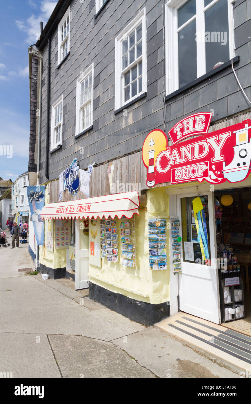 Negozi, pub e caffetterie intorno al porto di Mevagissey in Cornovaglia Foto Stock