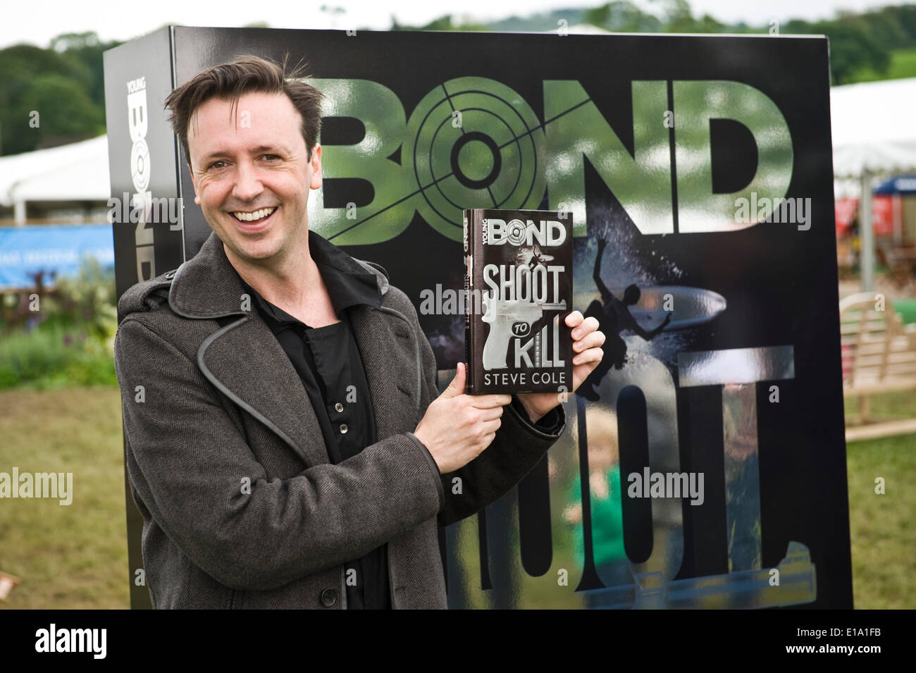 Steve Cole con il suo nuovo e giovane Bond romanzo 'Shoot per uccidere' a Hay Festival 2014. ©Jeff Morgan Foto Stock