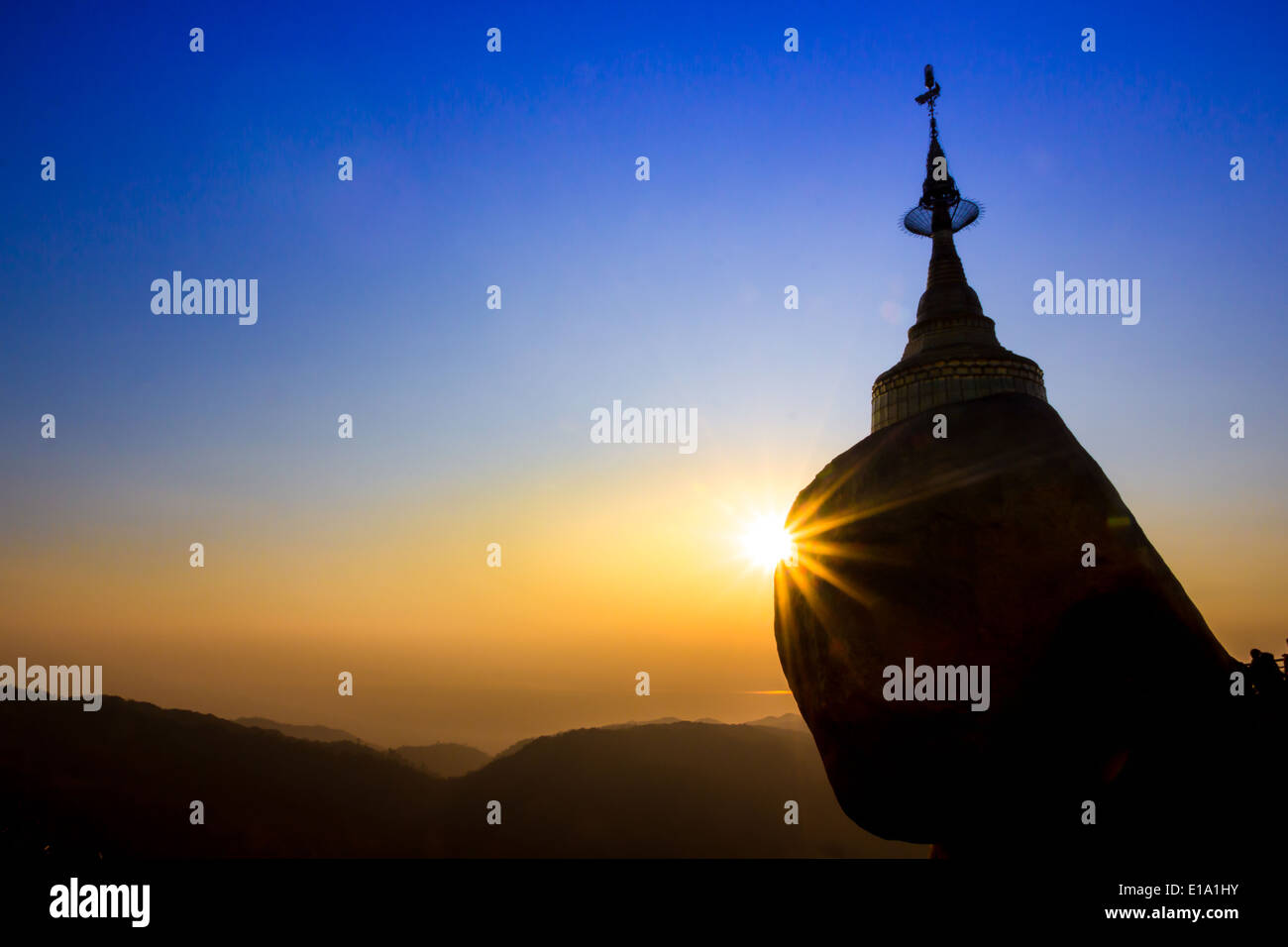 Pagoda Kyaiktiyo anche chiamato Golden rock in Myanmar Foto Stock