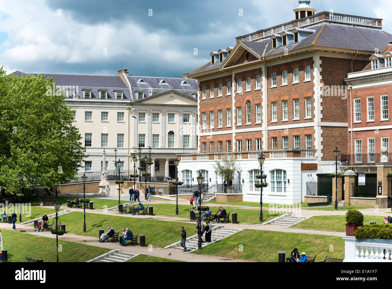 Il terrapieno a Richmond upon Thames Londra UK. Una vista che mostra la gente seduta sulle panche e i grandiosi edifici sui fiumi Foto Stock