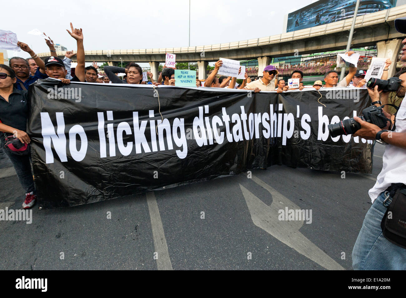 Manifestanti con banner in anti colpo di dimostrazione, Bangkok, Thailandia Foto Stock