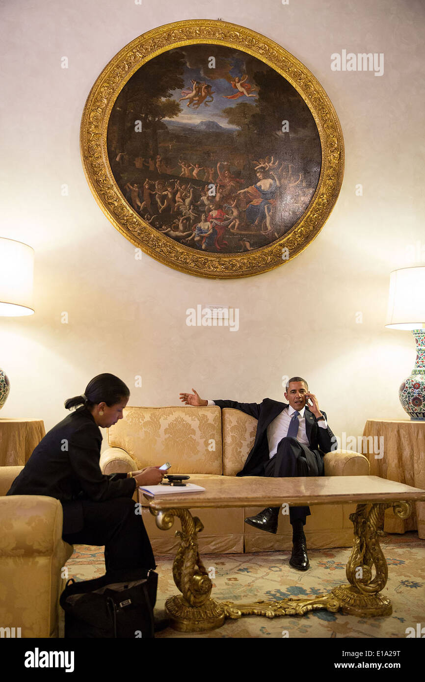 Il Presidente Usa Barack Obama riceve un aggiornamento dal telefono sulla cura conveniente agire, a Villa Madama il 7 marzo 2014 a Roma, Italia. A sinistra è il National Security Advisor Susan E. riso. Foto Stock