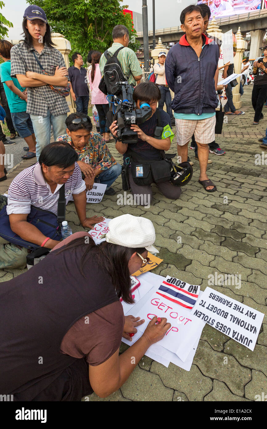 I dimostranti la preparazione di segni in anti colpo di dimostrazione, Bangkok, Thailandia Foto Stock