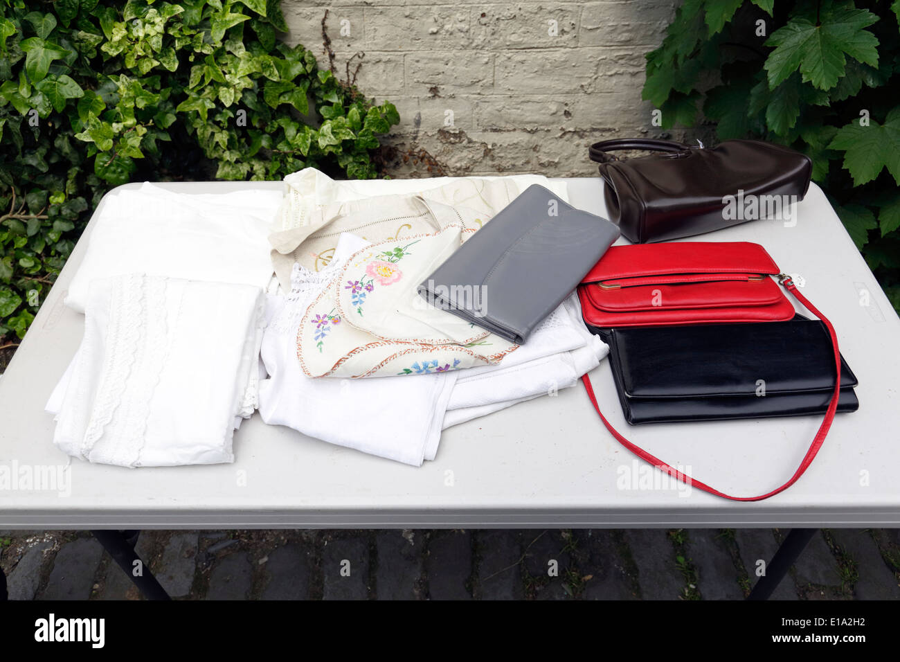 Abbigliamento e borse di seconda mano in vendita, Regno Unito Foto Stock