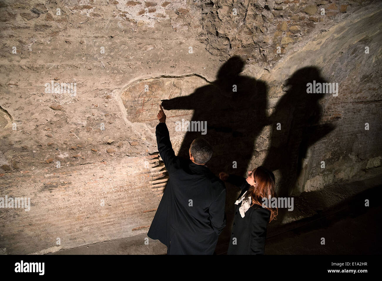 Il Presidente Usa Barack Obama punti a scrivere su un muro durante un tour del Colosseo con Barbara Nazzaro, Direttore Tecnico & architetto del Colosseo 27 marzo 2014 a Roma, Italia. Foto Stock