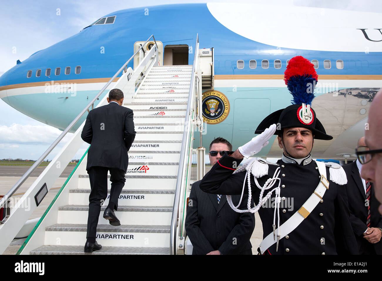 Il Presidente Usa Barack Obama commissioni Air Force One all aeroporto internazionale Leonardo da Vinci per il volo a Riyadh, Arabia Saudita, Marzo 28, 2014 a Roma, Italia. Foto Stock