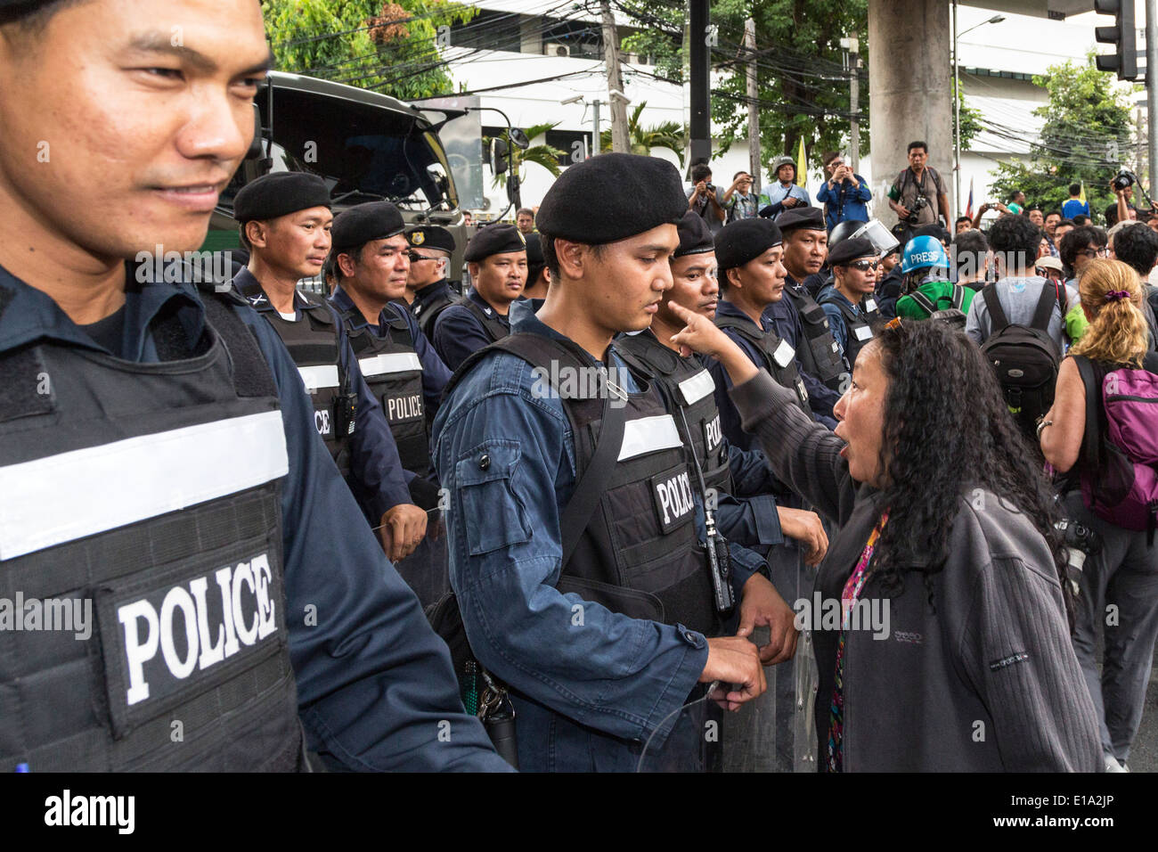 Protester polizia di fronte al colpo di stato anti dimostrazione, Bangkok, Thailandia Foto Stock