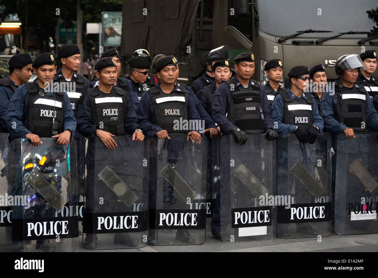Cooperazione di polizia con scudi antisommossa ad un colpo di stato anti dimostrazione, Bangkok, Thailandia Foto Stock