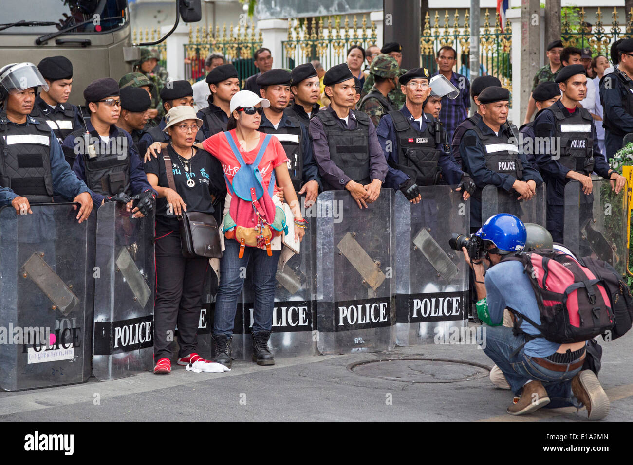 I manifestanti in posa con la polizia al colpo di stato anti dimostrazione, Bangkok, Thailandia Foto Stock