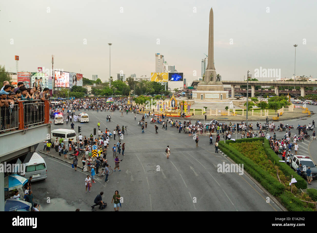 Anti colpo di dimostrazione presso il Monumento della Vittoria, Bangkok, Thailandia Foto Stock