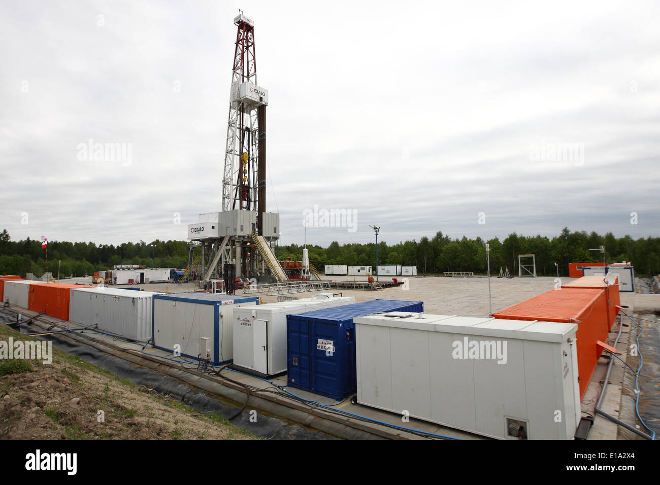 17 maggio 2014 - Milowo, Polonia - Milowo, Polonia 17th, Maggio 2014 La PGNiG SA Società ha avviato nuovi gas di scisto ricerca in Milowo in Polonia settentrionale (l'Kartuzy concessione). Il processo di foratura avrà 2 mesi ed è previsto di 3800 metri di profondità. (Credito Immagine: © Michal Fludra/NurPhoto/ZUMAPRESS.com) Foto Stock