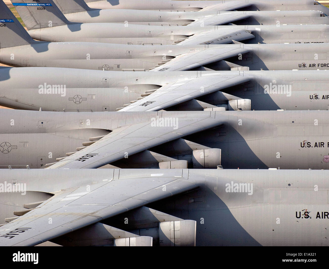 US Air Force C-5B Galaxy i trasporti aerei in una fila sul Westover linea di volo Maggio 3, 2011 in Springfield, Massachusetts. Foto Stock