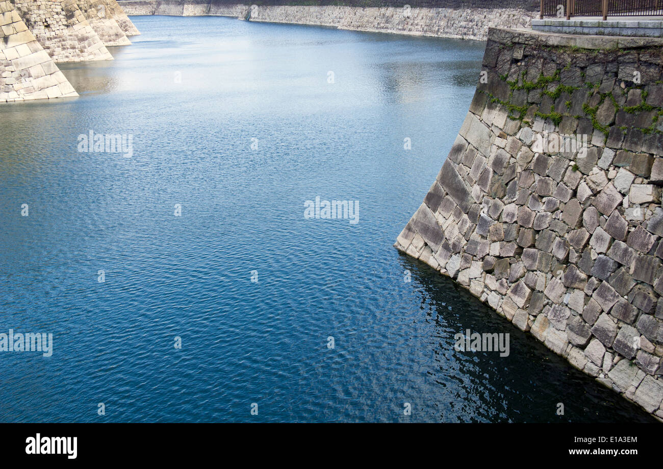 Un fossato che circonda il castello di Osaka in Giappone, con abbondanza di spazio di copia per aggiungere del testo Foto Stock