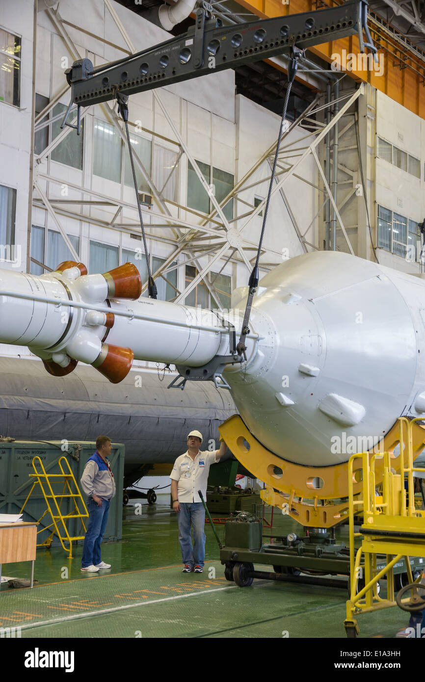 I preparativi per la spedizione 40 furono condotti presso il cosmodromo di Baikonur, con la Sojuz TMA-13M pronta per il lancio. La missione era una collaborazione tra la NASA e l'Agenzia spaziale Federale Russa (Roscosmos) per trasportare l'equipaggio alla ISS. Foto Stock
