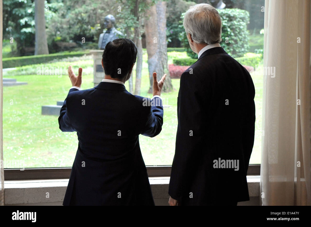 Il Presidente messicano Peña Nieto mostra Segretario Kerry vista dalla finestra di ufficio Foto Stock