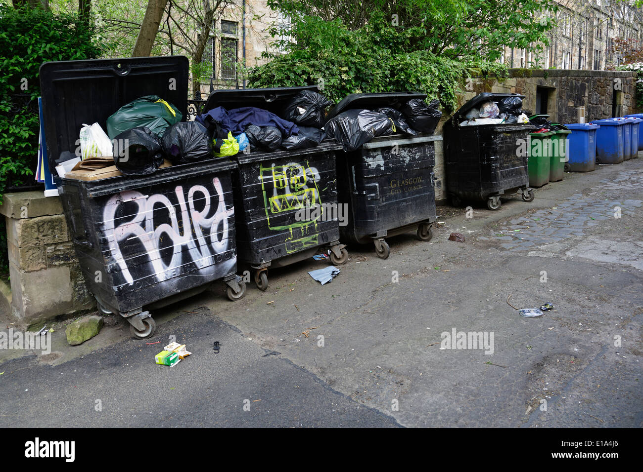 Bidoni comuni per rifiuti domestici nel West End di Glasgow, Athole Lane, Scozia, Regno Unito Foto Stock Bidoni comuni per rifiuti domestici nel West End di Glasgow, Athole Lane, Scozia, Regno Unito Foto Stock