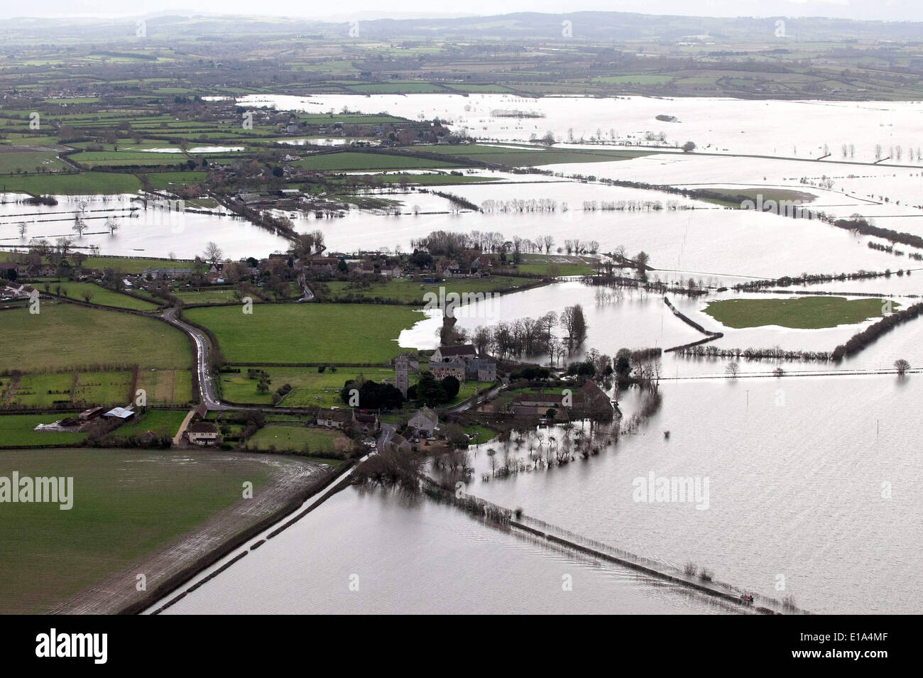 Fotografia aerea del villaggio di Muchelney, Somerset, circondato da acqua di inondazione. Foto Stock