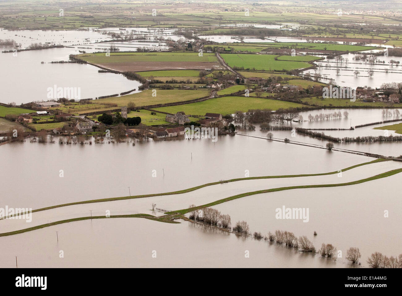 Fotografia aerea del villaggio di Muchelney, Somerset, circondato da acqua di inondazione. Foto Stock